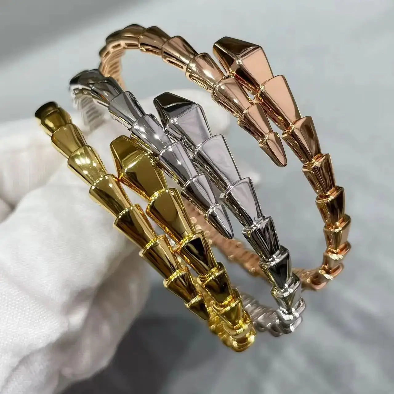 2025 S925 Sterling Silver Lovers Drilling Surface Fine Snake Bracelet Jewelry Fashion Delicate Simple Couple Gathering Gift