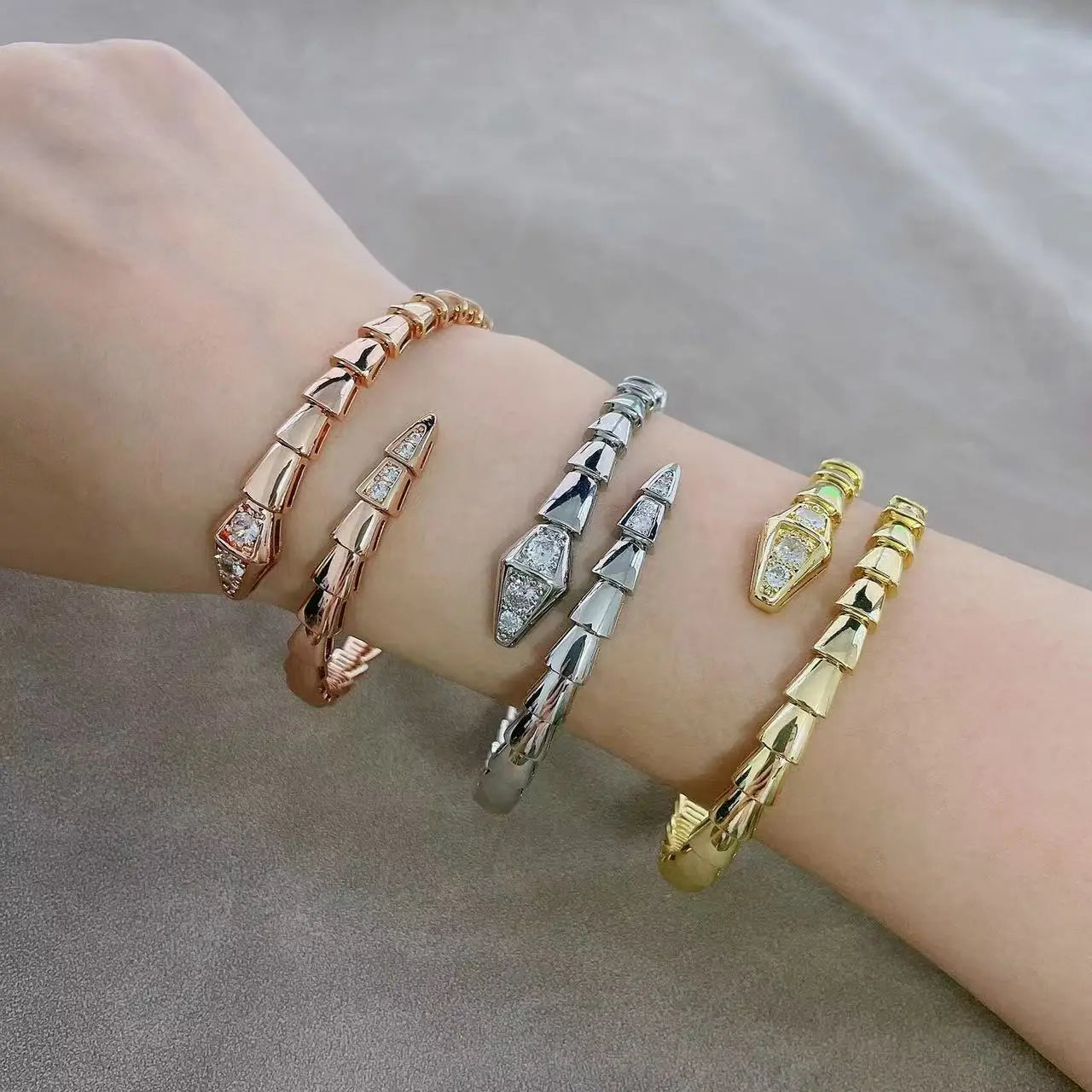 2025 S925 Sterling Silver Lovers Drilling Surface Fine Snake Bracelet Jewelry Fashion Delicate Simple Couple Gathering Gift