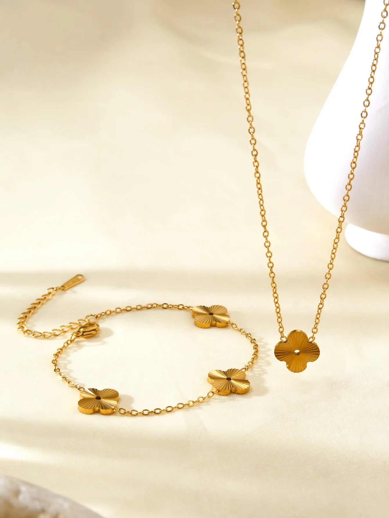 Elegant Light Luxury Charm Retro Old Money Style Stainless Steel 18K Gold Plated Four-Leaf Clover, Flowers Jewelry Set for Women