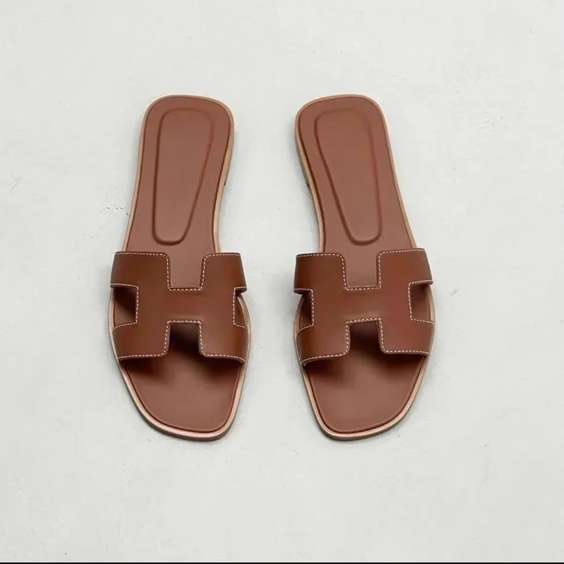 2025 Summer New H Slippers Beach Cool White Fashion Wear Travel Holiday Slippers Women Flat Leather