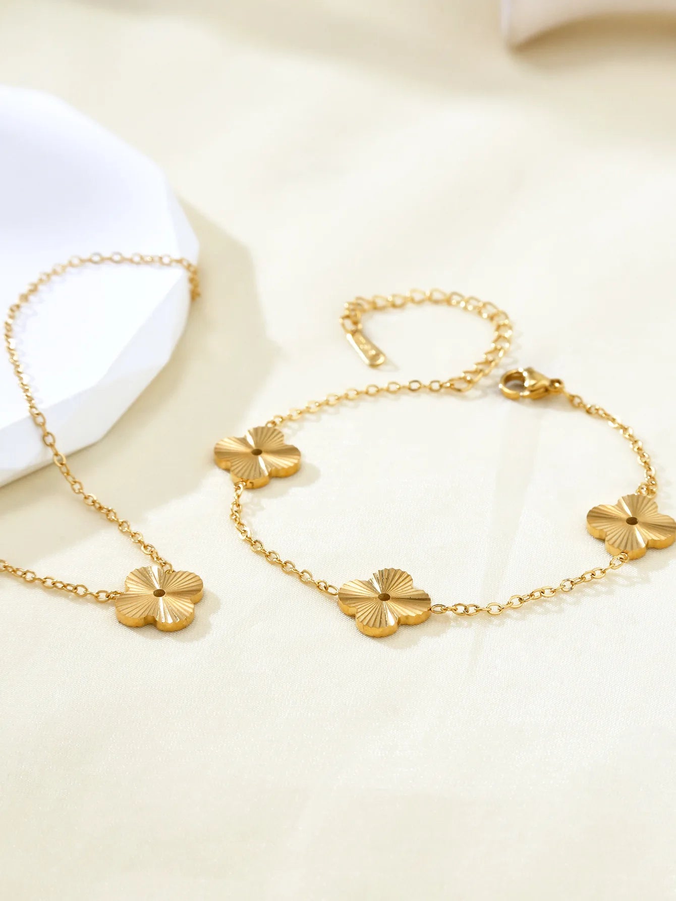 Elegant Light Luxury Charm Retro Old Money Style Stainless Steel 18K Gold Plated Four-Leaf Clover, Flowers Jewelry Set for Women