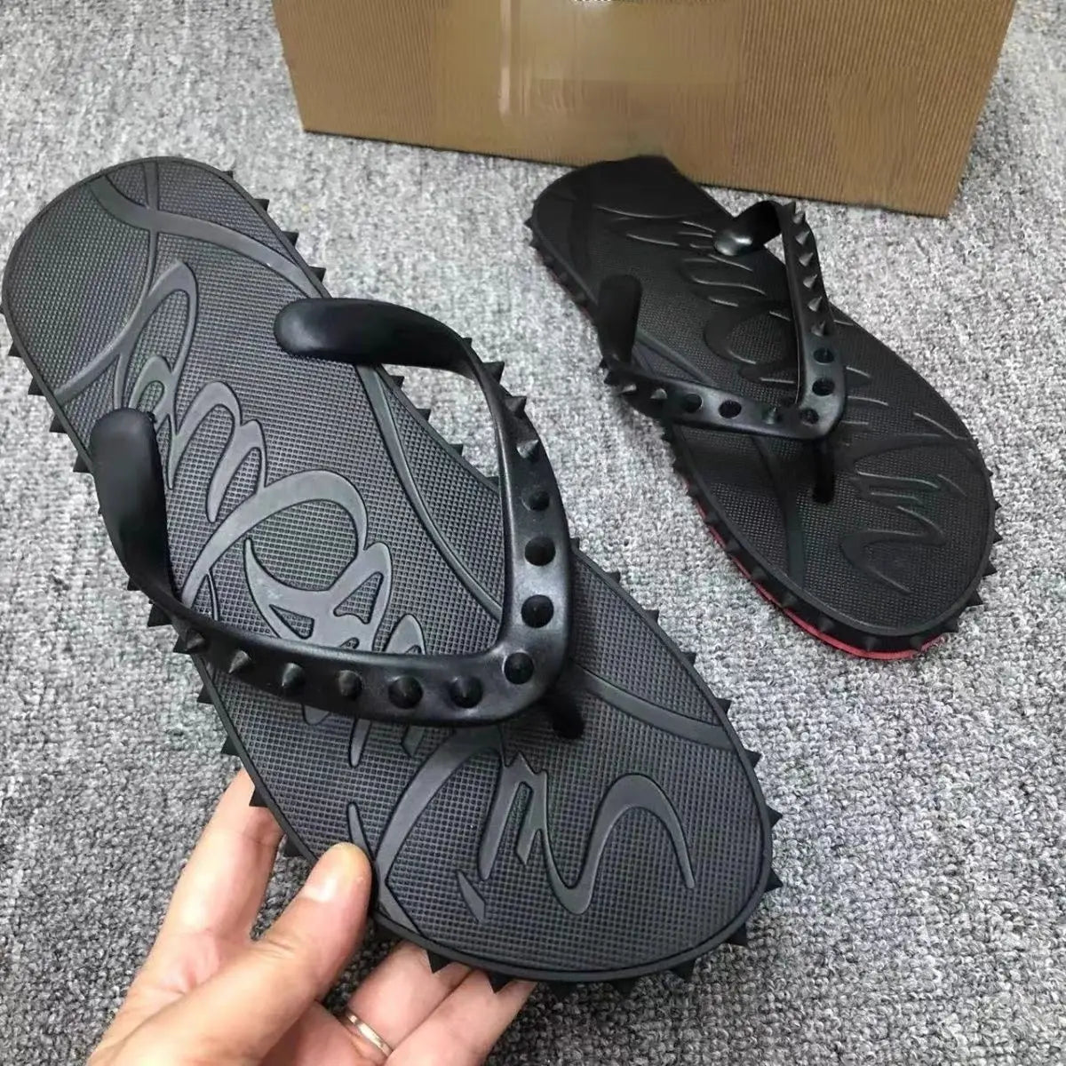 2025 Fashion Flip-Flops Beach Men and Women Same Casual Lightweight Red Slippers Summer Non-Slip
