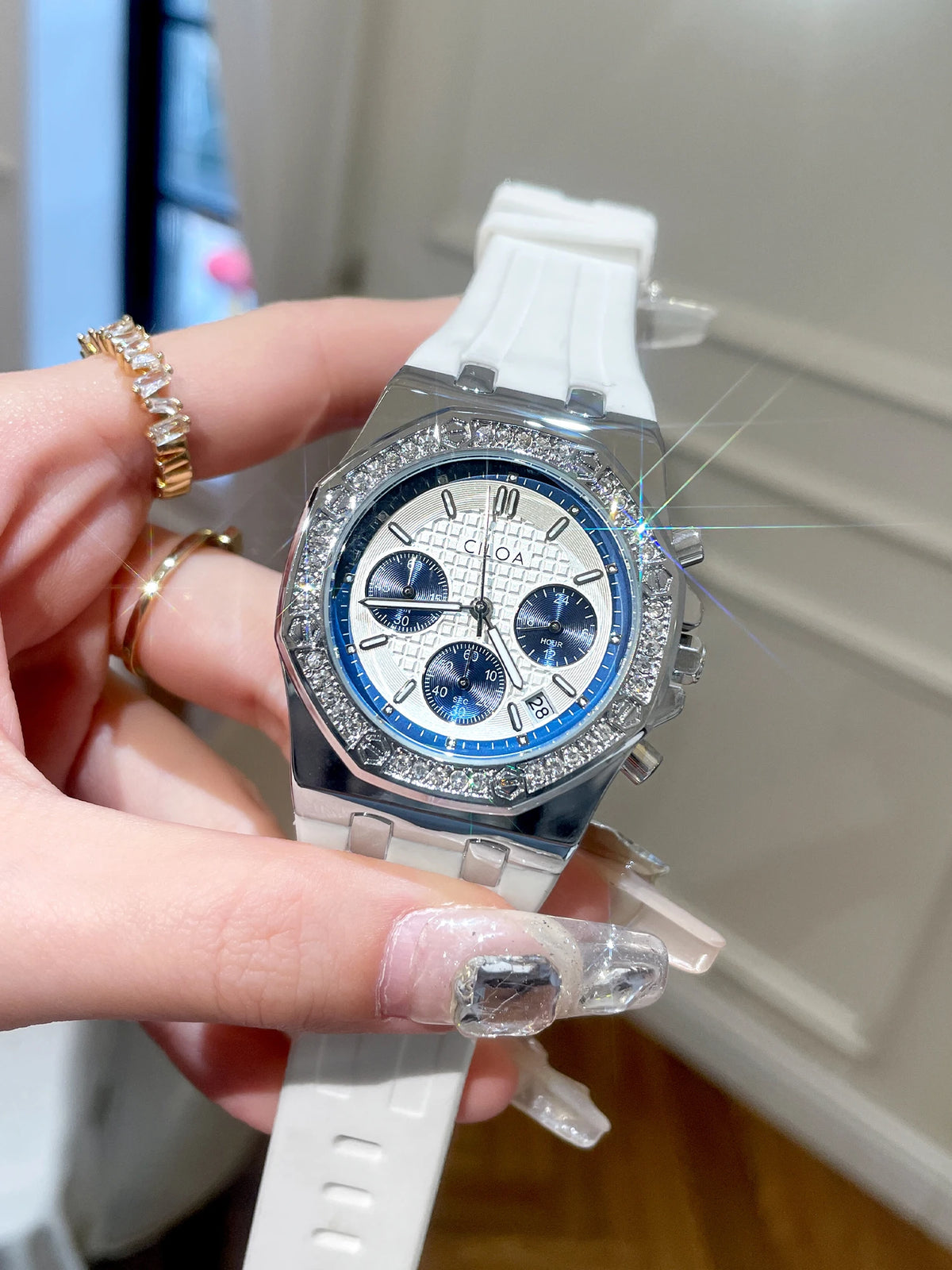 Luxury women's watch with decorative rhinestones 💎