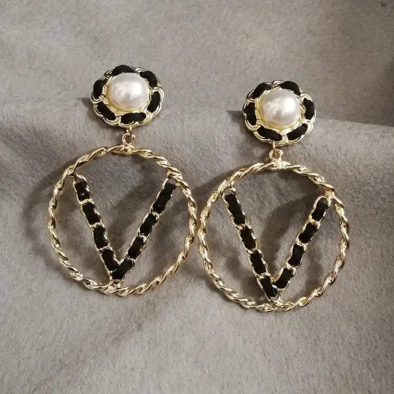 Luxury Jewelry Big Letter Five V Shape Circle Pearl Earrings For Women 🖤