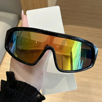 Retro style men's and women's fashionable sunglasses 🕶️
