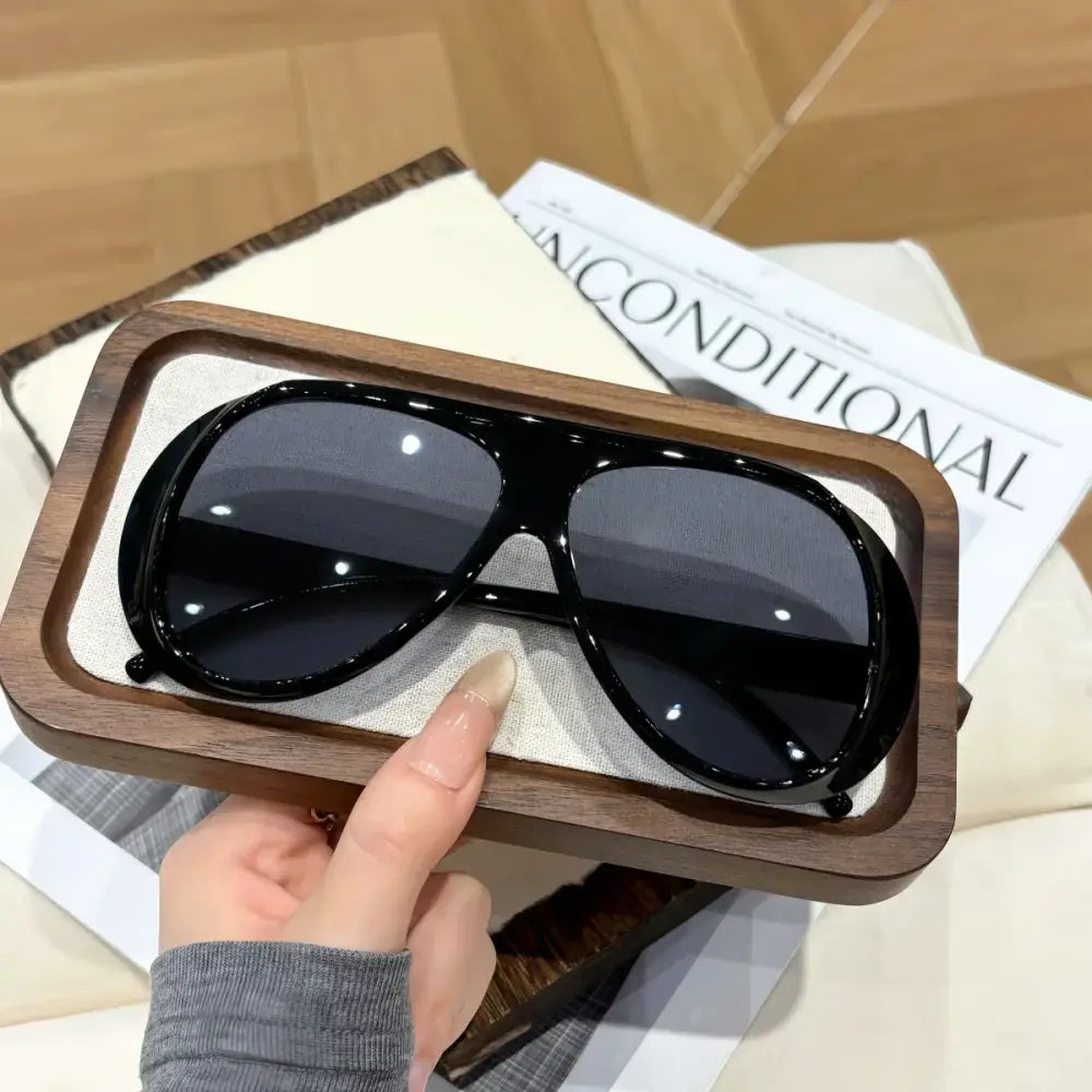 Retro style men's and women's fashionable sunglasses 🕶️