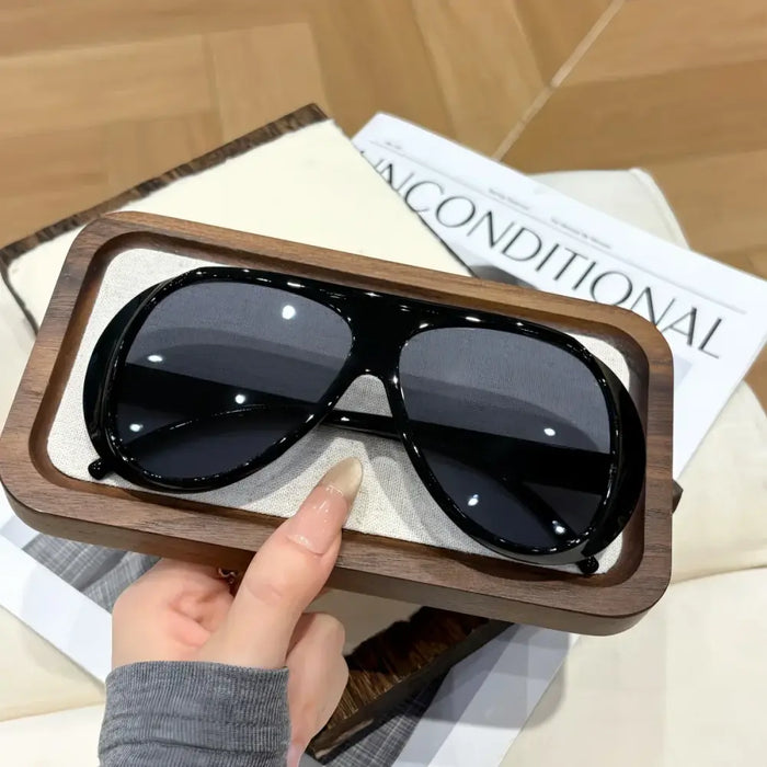 Retro style men's and women's fashionable sunglasses 🕶️