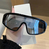 Retro style men's and women's fashionable sunglasses 🕶️