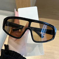 Retro style men's and women's fashionable sunglasses 🕶️