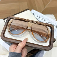 Retro style men's and women's fashionable sunglasses 🕶️