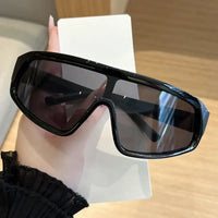 Retro style men's and women's fashionable sunglasses 🕶️