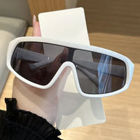 Retro style men's and women's fashionable sunglasses 🕶️