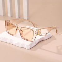 Retro style women's fashionable sunglasses 🕶️