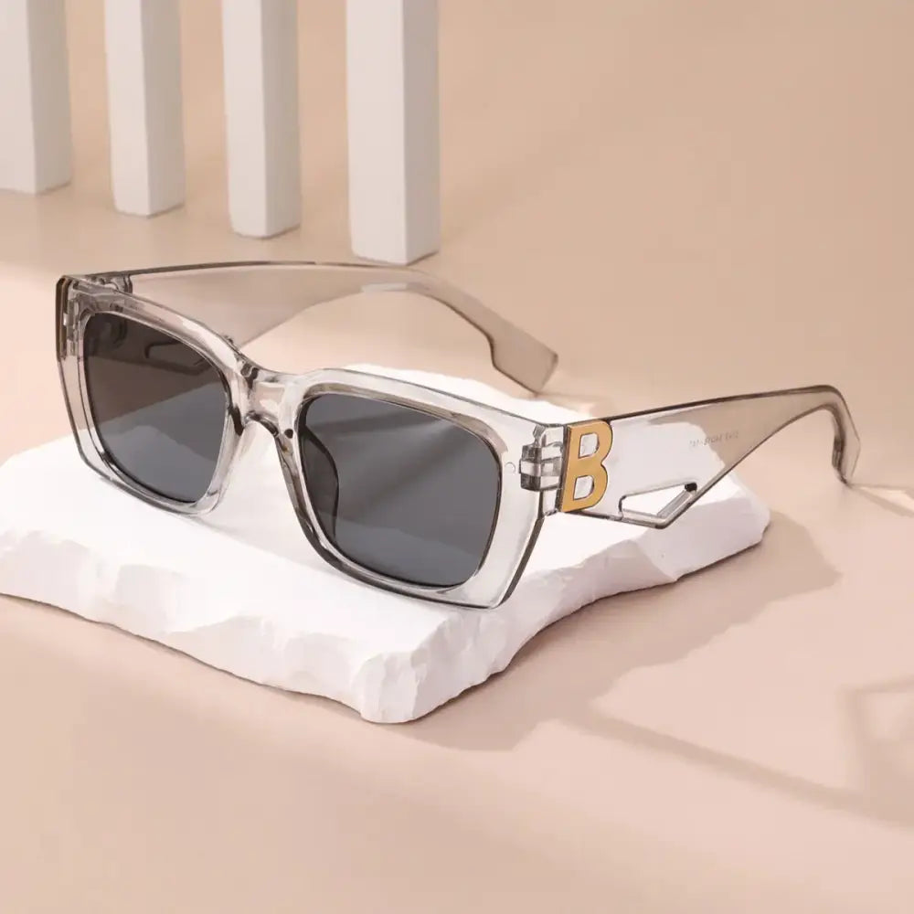 Retro style women's fashionable sunglasses 🕶️