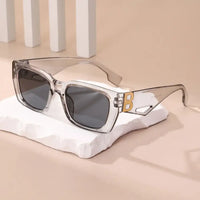 Retro style women's fashionable sunglasses 🕶️